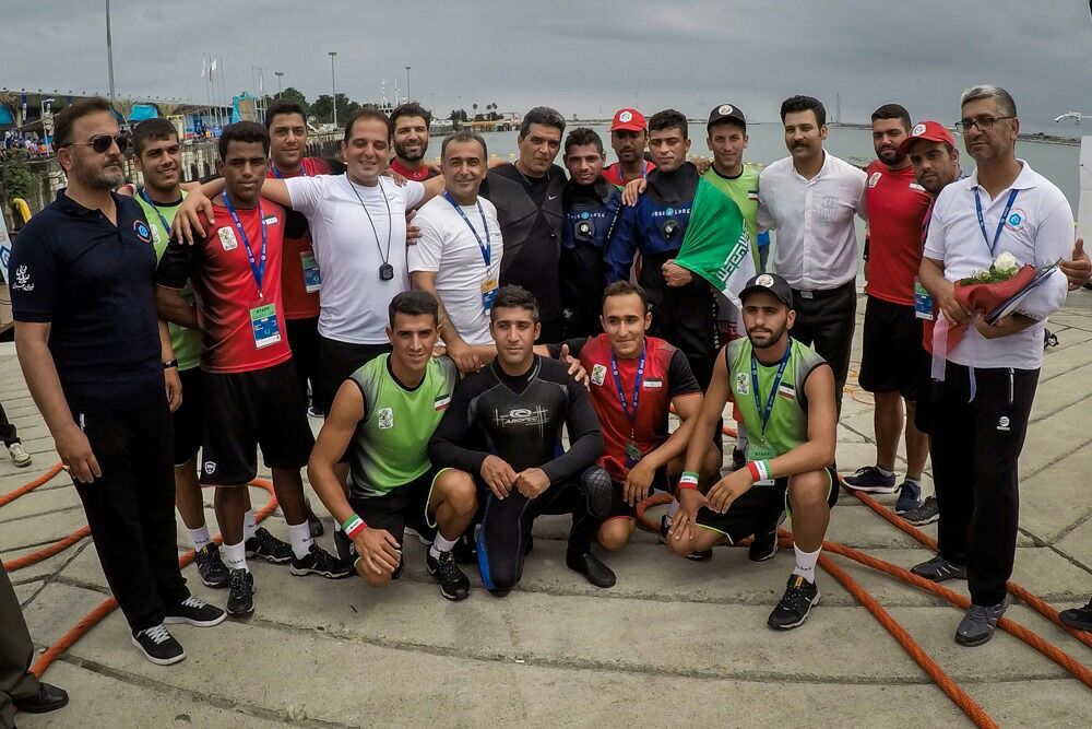 غواصان ارتش جلوی قطع اینترنت در خارگ را گرفتند/  نگاهی  به چالش های قطع اینترنت در مهم ترین هاب نفتی کشور  + عکس وفیلم اختصاصی دانشجو