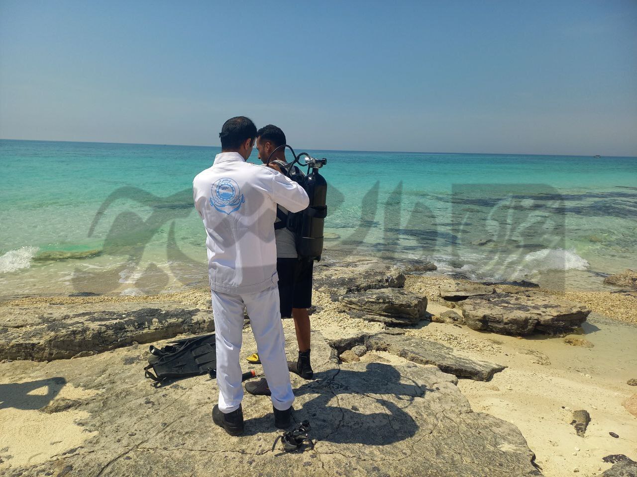 غواصان ارتش جلوی قطع اینترنت در خارگ را گرفتند/  نگاهی  به چالش های قطع اینترنت در مهم ترین هاب نفتی کشور  + عکس وفیلم اختصاصی دانشجو