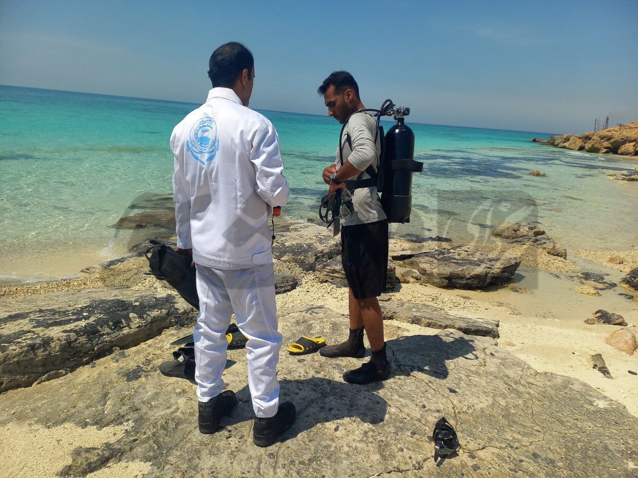 غواصان ارتش جلوی قطع اینترنت در خارگ را گرفتند/  نگاهی  به چالش های قطع اینترنت در مهم ترین هاب نفتی کشور  + عکس وفیلم اختصاصی دانشجو