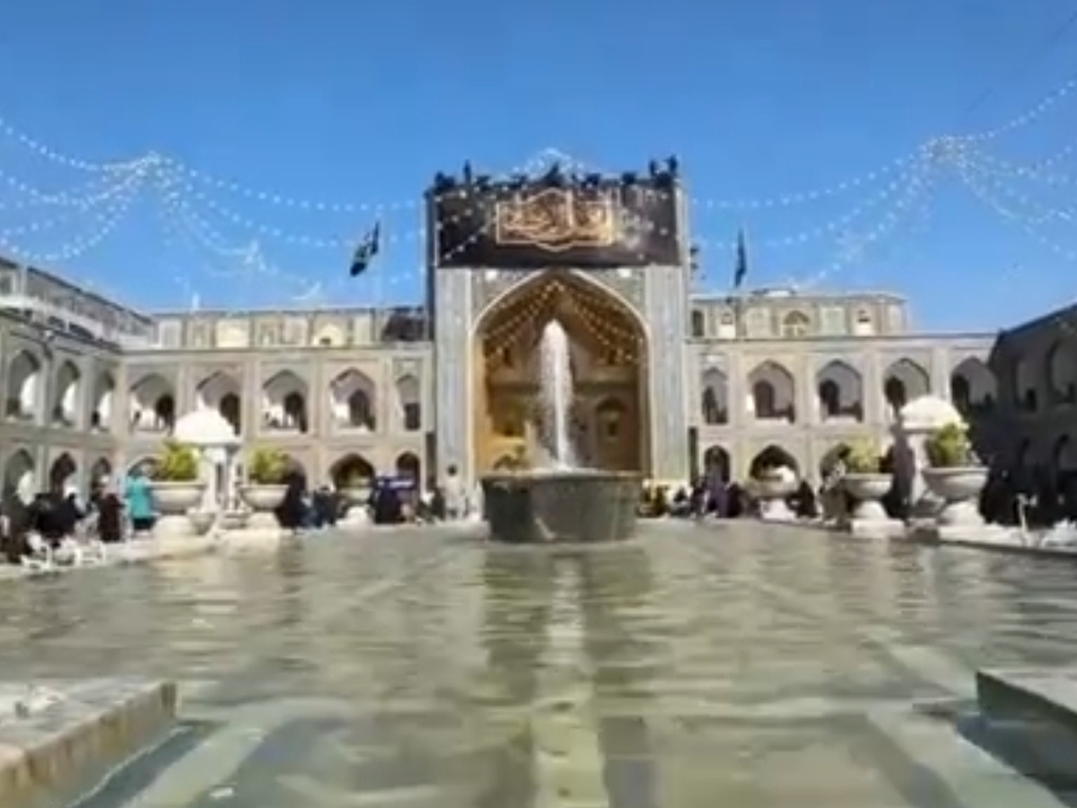 نصب پرچم شهادت امام صادق (ع) در ایوان طلای حرم رضوی