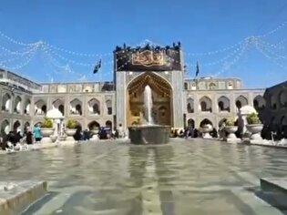نصب پرچم شهادت امام صادق (ع) در ایوان طلای حرم رضوی