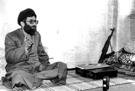 نگاهی به عجیب ترین اسلحه های موجود در ایران/ از اسلحه معروف صدام تا ژ3 های زینتی و اسلحه شخصی رهبری در جنگ تحمیلی