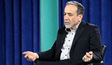 امضای نسخه عربی کتاب «قدرت مذاکره» و اهدا به خوانندگان عمانی از سوی عراقچی + فیلم
