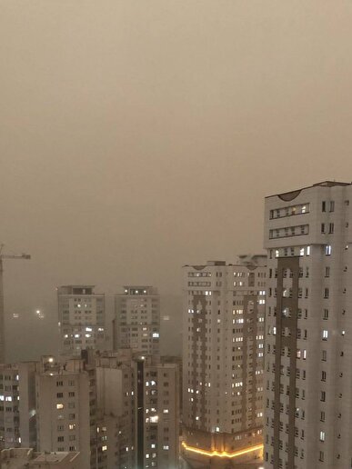 وقوع توفان شدید در تهران/ سقوط درختان بر روی خودروها + فیلم