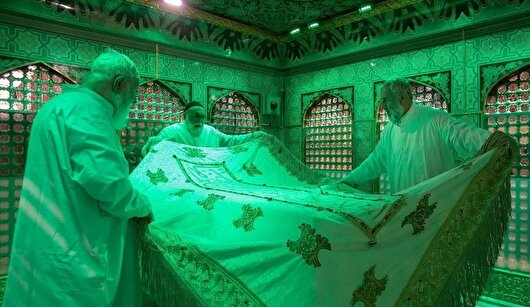 غبارروبی مضجع شریف امام رضا (ع)