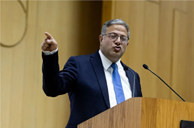 عقب‌نشینی خودروی حامل بن گویر در پی اعتراض حامیان فلسطین در آمریکا