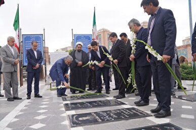 ادای احترام وزیر ارتباطات به شهدای والامقام اردبیل