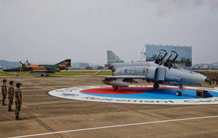 پای جت های فانتوم به ماموریت های فضایی باز می شود؟/ خلاقیت جالب شرکت فضایی آمریکایی در پرتاب ماهواره با جت های جنگی