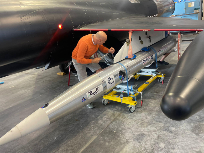 پای جت های فانتوم به ماموریت های فضایی باز می شود؟/ خلاقیت جالب شرکت فضایی آمریکایی در پرتاب ماهواره با جت های جنگی