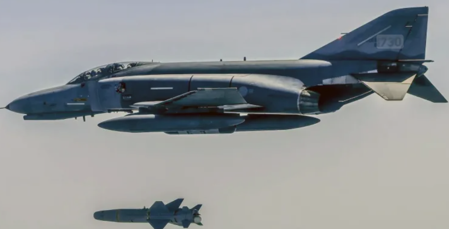 پای جت های فانتوم به ماموریت های فضایی باز می شود؟/ خلاقیت جالب شرکت فضایی آمریکایی در پرتاب ماهواره با جت های جنگی