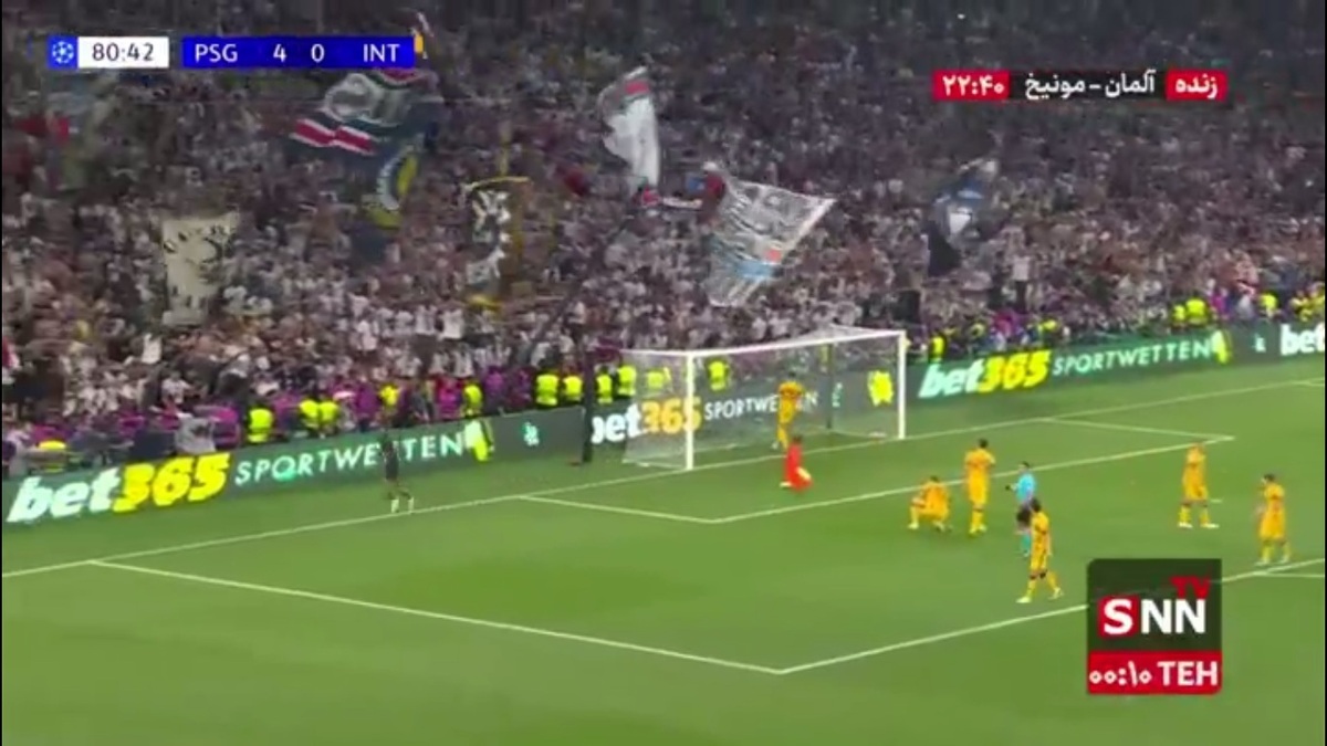 سرتوپ فوق العاده بارکولا در محوطه جریمه اینتر که در نهایت این بازیکن این توپ را به بیرون زد