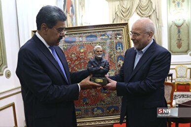 هدیه خانوده شهید حاج قاسم سلیمانی برای نیکولاس مادورو