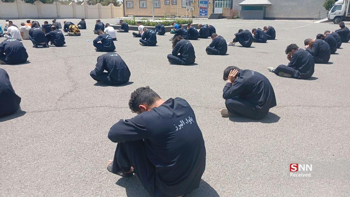 ببینید| عاملان حمله به یک مغازه عطاری در منطقه کمالشهر کرج دست بسته در برابر قانون