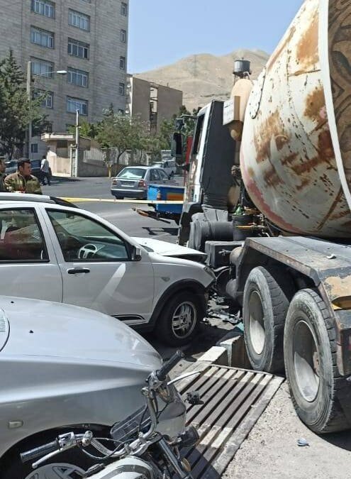 برخورد میکسر بتن با ۳ خودرو در سعادت&zwnj;آباد تهران