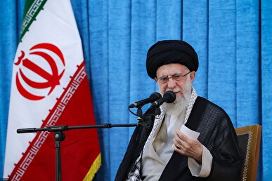 رهبرانقلاب: استقلال یعنی تشخیص و تصمیم‌گیری ملت ایران با خودش باشد و منتظر چراغ سبز و قرمز آمریکا و امثال آن نباشد + فیلم