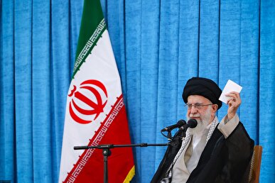 رهبرانقلاب: مقاومت یعنی ملت در برابر زورگویی دشمن سر خم نکند + فیلم