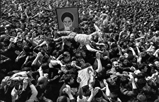 عکسی ماندگار از مراسم تشییع پیکر امام (ره)