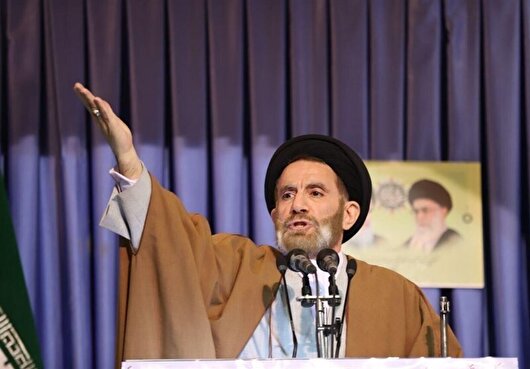 امام جمعه خرم‌آباد: ملت ایران از حق هسته‌ای خود عقب‌نشینی نمی‌کند