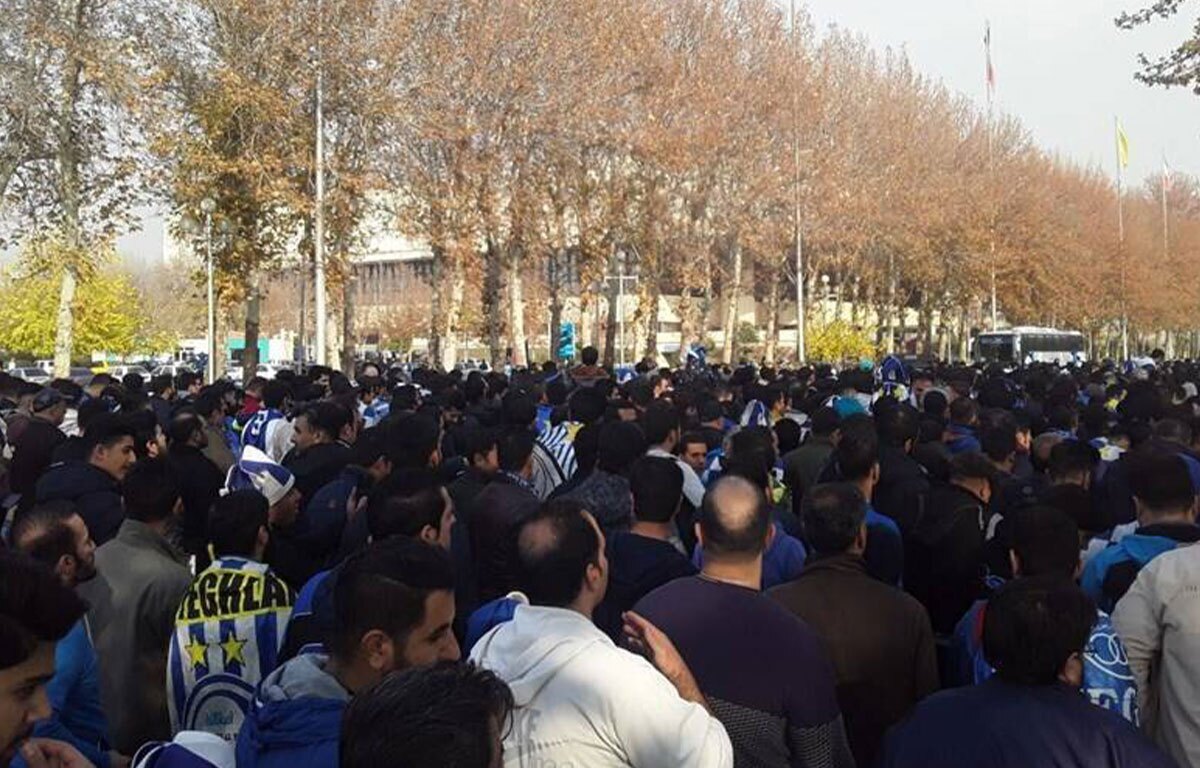 تجمع هواداران استقلال مقابل باشگاه استقلال