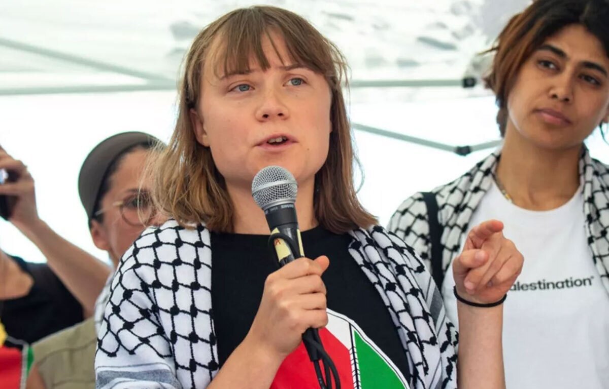 استقبال حامیان فلسطین از گرتا تونبرگ پس از به سلامت رسیدن از چنگ ارتش رژیم صهیونیستی به کشورش
