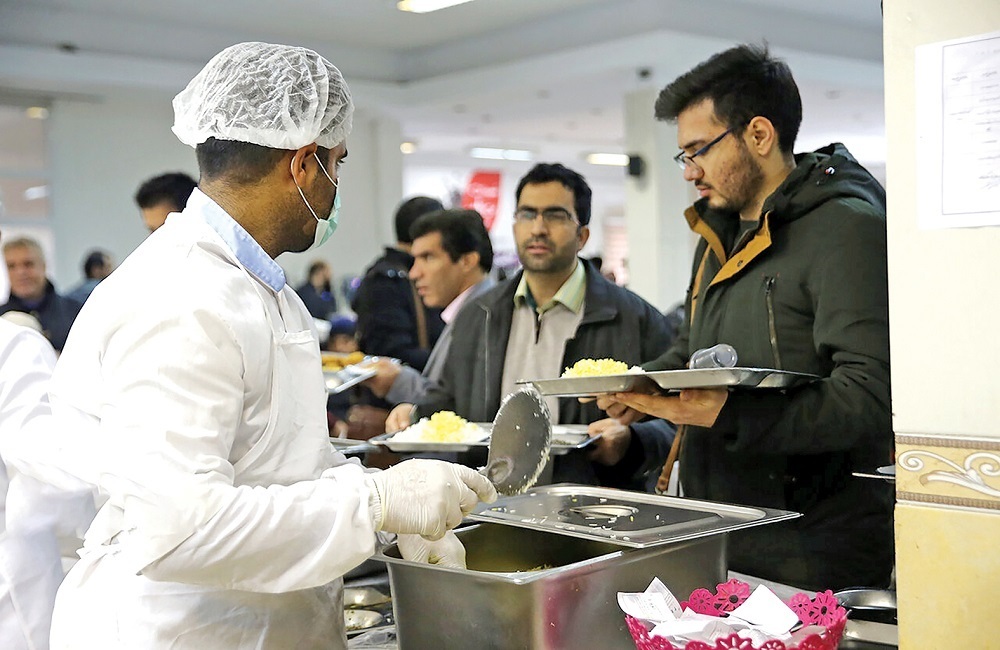 افزایش اعتراضات دانشجویی به کیفیت غذا / از تجمع کوی دانشگاه تا سلف شریف