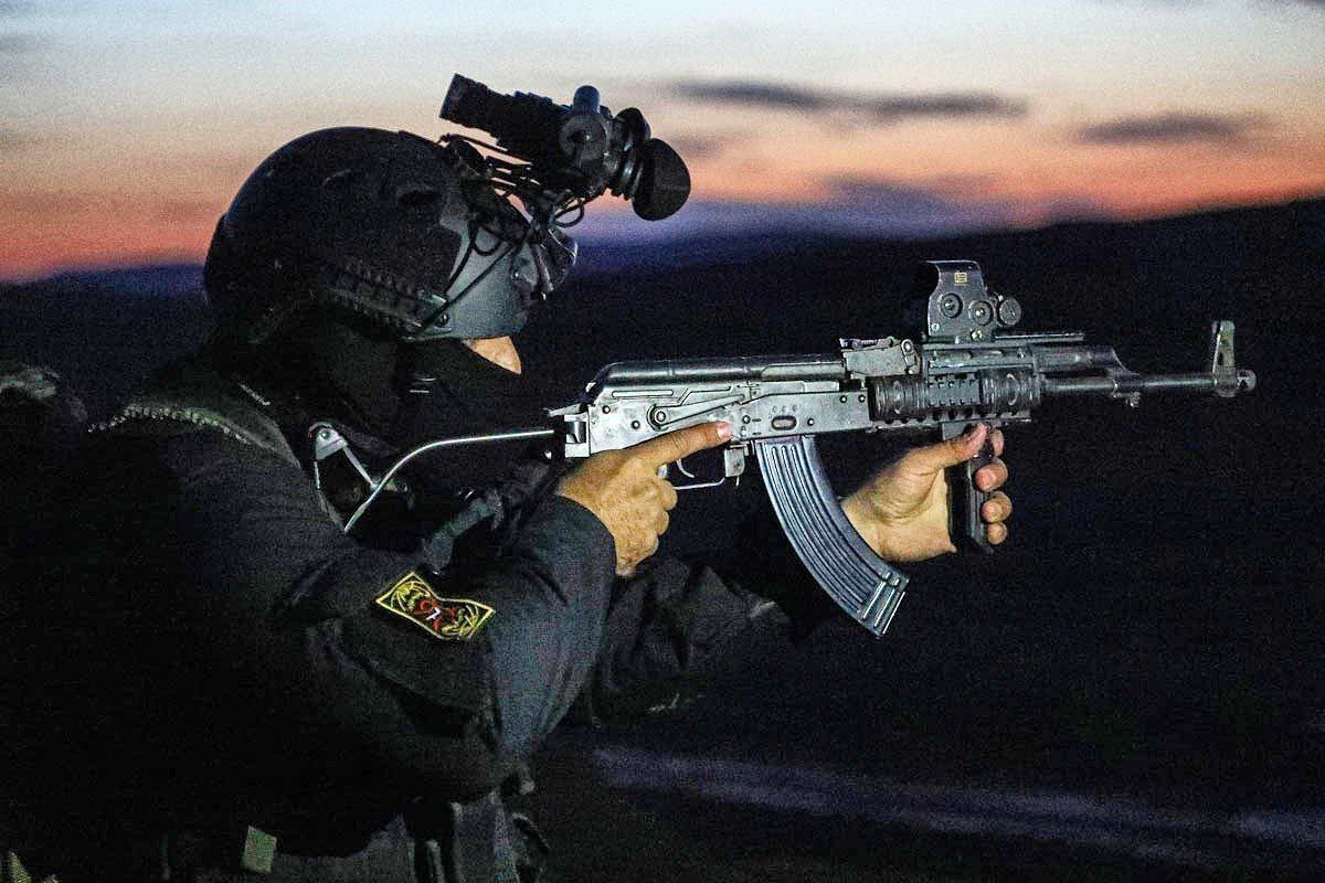 نیروهای عملیات ویژه ایرانی از چه سلاح هایی استفاده میکنند؟/ بررسی تصویرمحور از تسلیحات انفرادی نیروهای مخصوص نوپو و ارتش و سپاه