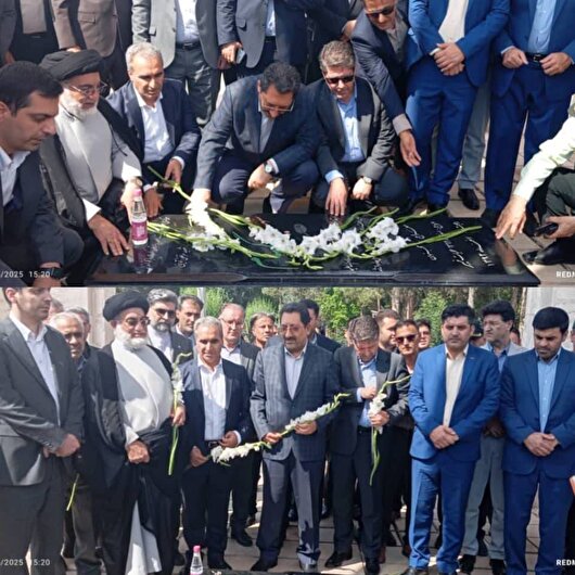 وزیر صمت به مقام شامخ شهدای شهرستان ایوان ادای احترام کرد