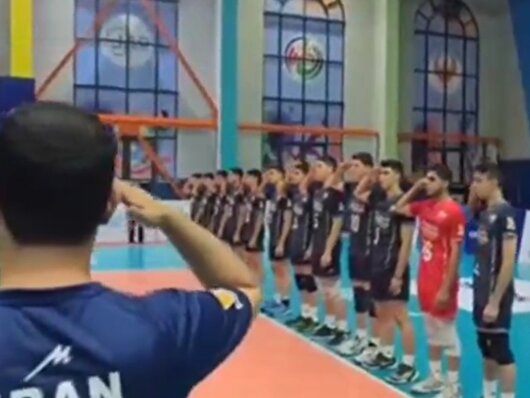 بعد از تیم بزرگسالان؛ سلام نظامی تیم والیبال زیر ۱۶ سال ایران در جریان برگزاری مسابقات آسیای مرکزی