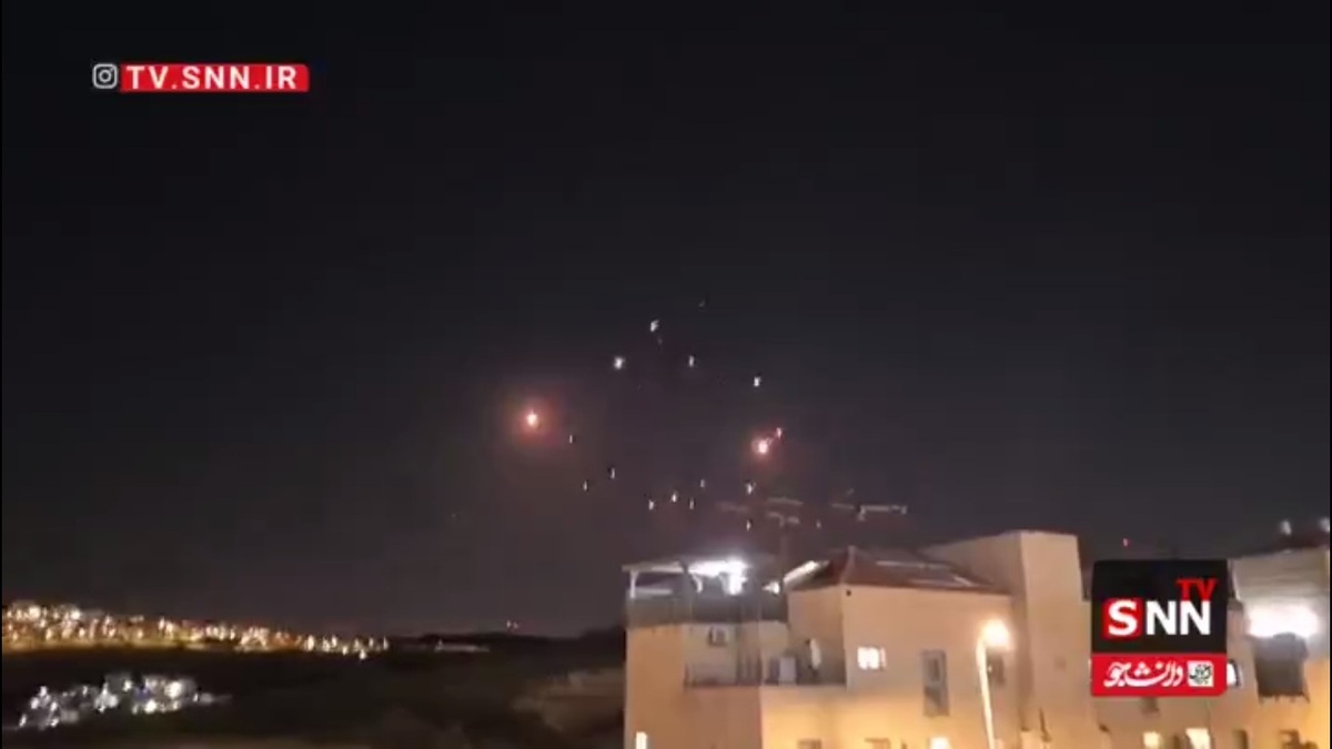 تصاویری از لحظه برخورد موشک های ایرانی به صنایع حیفا