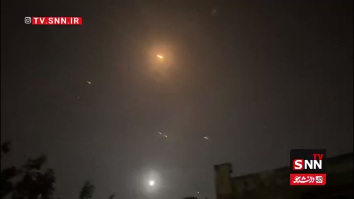 تصاویری از پرواز موشک های ایرانی بر فراز آسمان اراضی اشغالی
