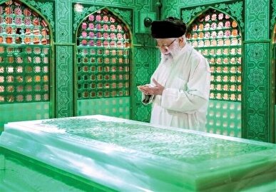 طنین دعای زائران حرم امام علی (ع) برای رهبر معظم انقلاب + فیلم