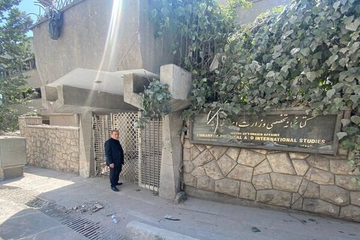 عراقچی از کتابخانه تخصصی وزارت خارجه پس از حمله صهیونیستها بازدید کرد