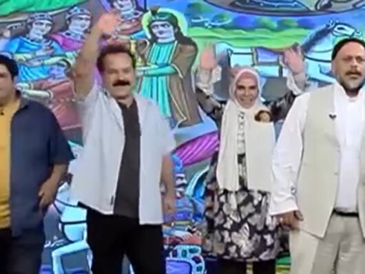 خونسردی و رفتار حرفه‌ای مجری و بازیگران شبکه نهال با شنیدن خبر هولناک حمله به ساختمان صدا و سیما