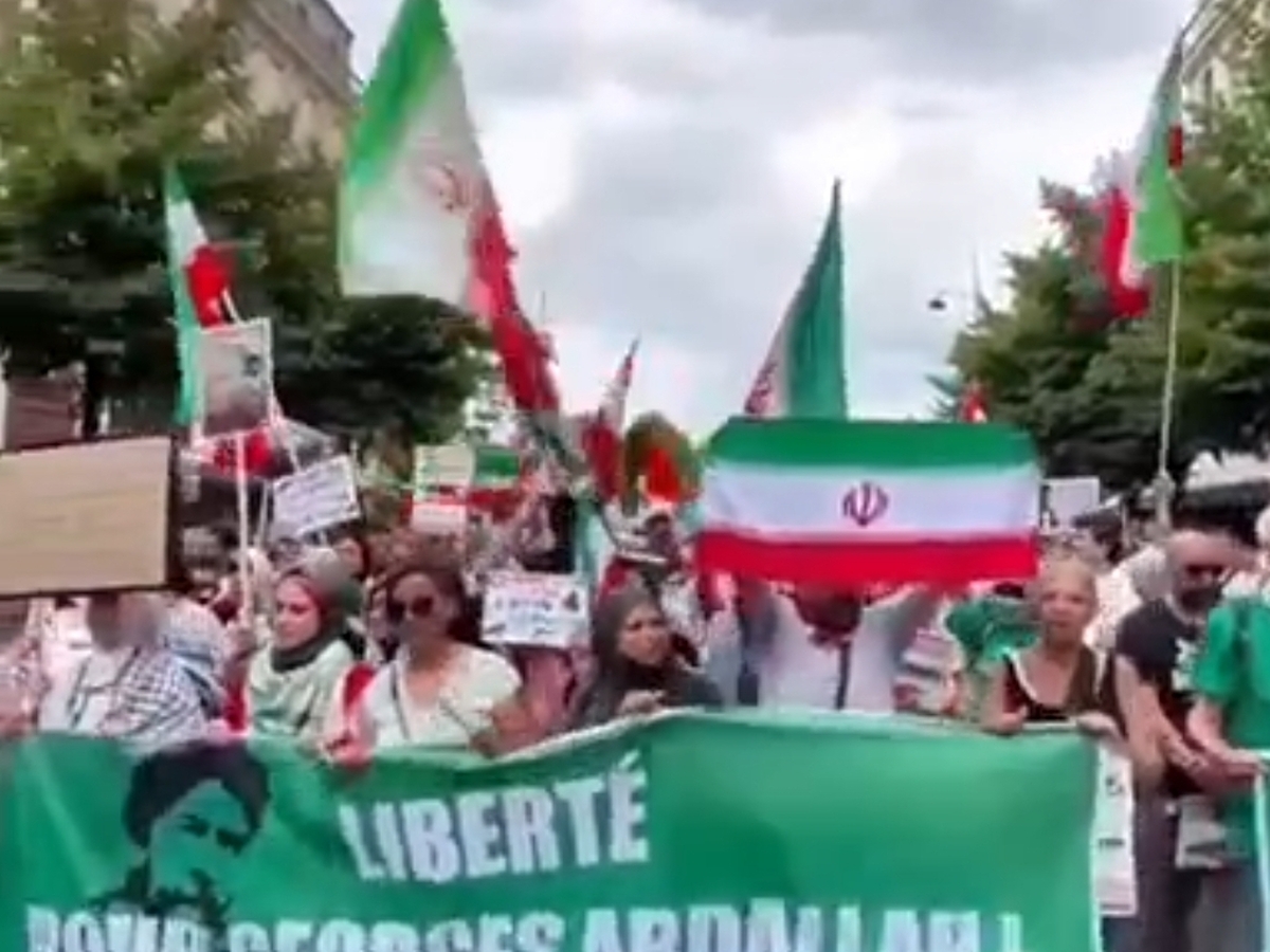 وقتی دنیا پرچم ایران بلند میکنه