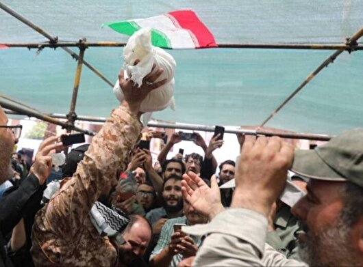شهید۲ ماهه در بهشت زهرا (س) هم آغوش مادر شهیدش آرام گرفت