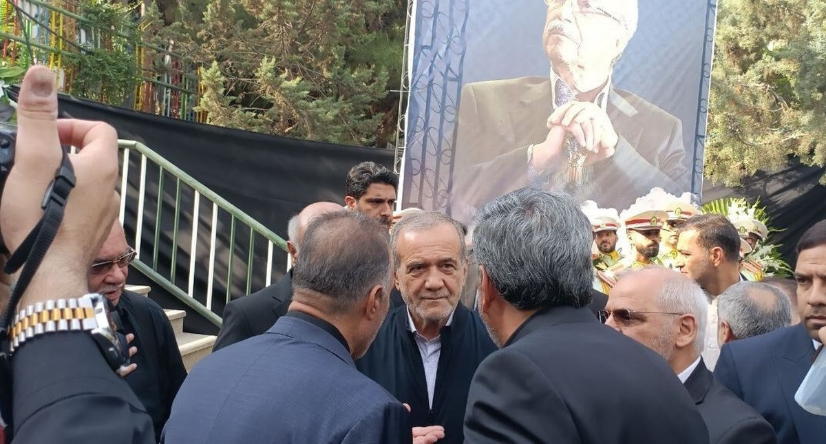 حضور سرزده رئیس جمهور در مراسم تشییع خیر مدرسه ساز