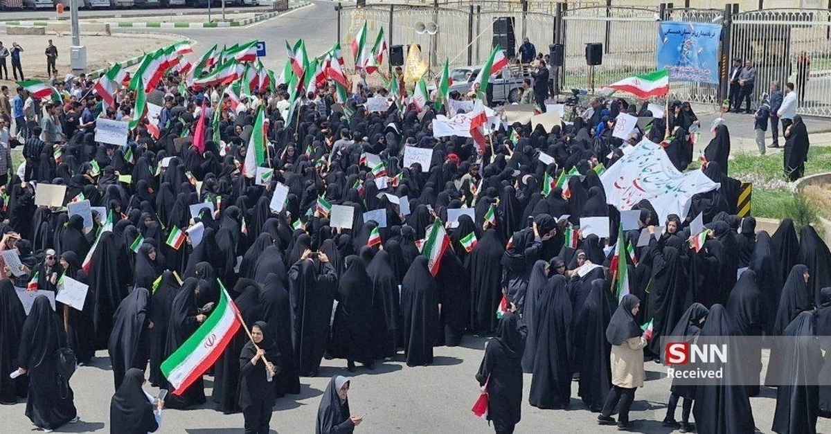 زنجیره انسانی دانشجویان به نطنز رسید/ تجمعی برای حمایت قاطع از برنامه غنی‌سازی + فیلم