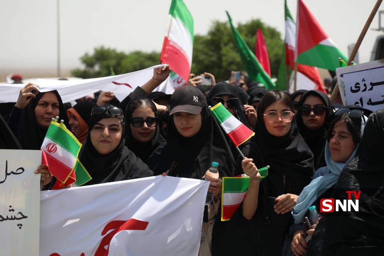 زنجیره انسانی دانشجویان به نطنز رسید/ تجمعی برای حمایت قاطع از برنامه غنی&zwnj;سازی + فیلم