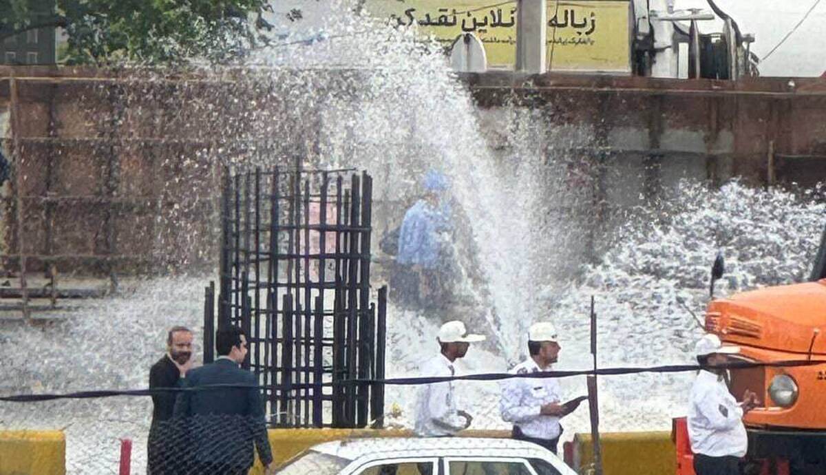 لودر حادثهساز؛ وقتی عملیات عمرانی باعث ترکیدن لوله و قطعی آب شد+فیلم
