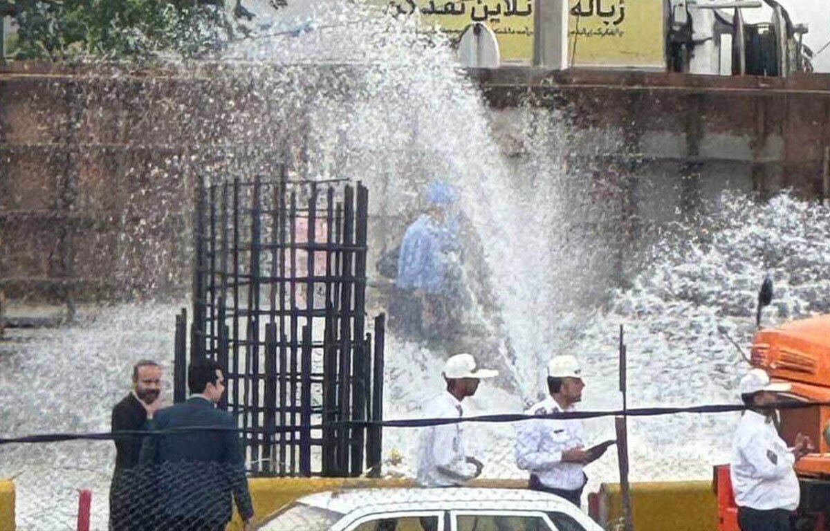 لودر حادثهساز؛ وقتی عملیات عمرانی باعث ترکیدن لوله و قطعی آب شد