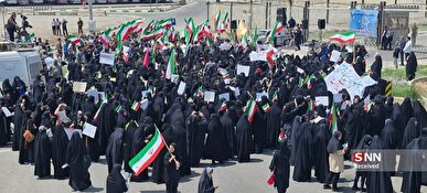 زنجیره انسانی دانشجویان به نطنز رسید/ تجمعی برای حمایت قاطع از برنامه غنی‌سازی + فیلم