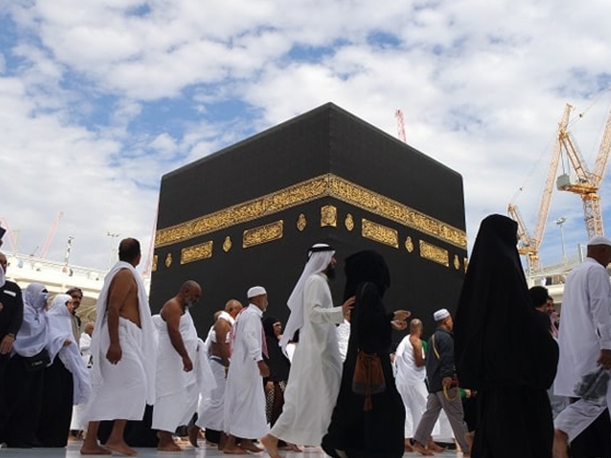 طواف صبحگاهی حجاج بیت الله الحرام گرداگرد کعبه