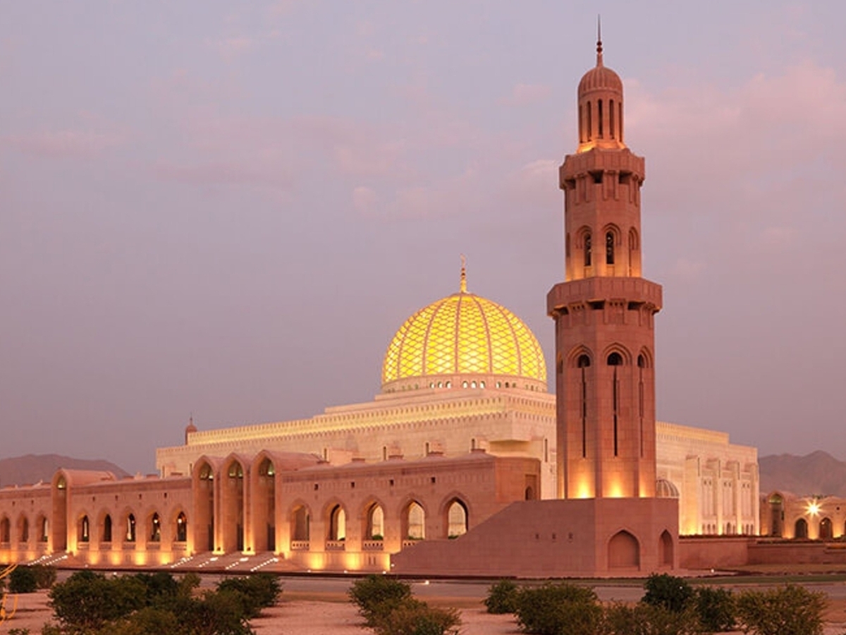 بازدید پزشکیان از مسجد جامع سلطان قابوس