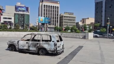 خودروی در آتش سوخته هلال احمر، یکی از اسناد جنایت رژیم صهیونیستی توسط مردم گل باران شد + فیلم