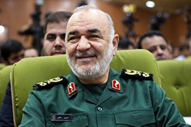 تصویری از سپهبد شهید حاج حسین سلامی در دیدار با رهبر انقلاب