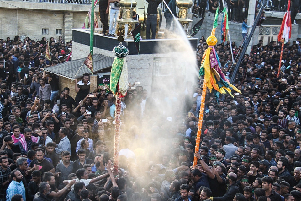 سیل عاشقان حسینی در میناب؛ آیین ۴۰۰ ساله علمگردانی، جلوهگاه وحدت و شور مذهبی جنوب سیل عاشقان حسینی در میناب؛ آیین ۴۰۰ ساله علمگردانی، جلوهگاه وحدت و شور مذهبی جنوب