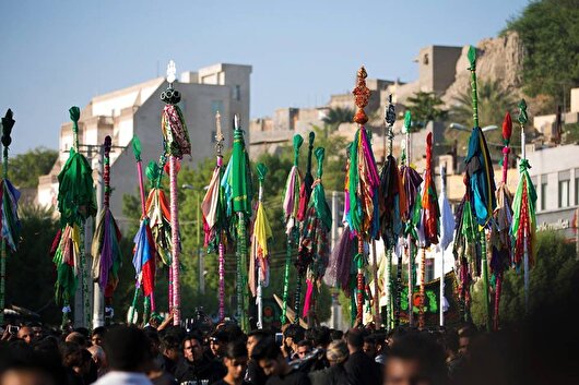 سیل عاشقان حسینی در میناب؛ آئین ۴۰۰ ساله علم‌گردانی، جلوه‌گاه وحدت و شور مذهبی جنوب