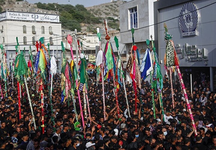 سیل عاشقان حسینی در میناب؛ آئین ۴۰۰ ساله علم‌گردانی، جلوه‌گاه وحدت و شور مذهبی جنوب