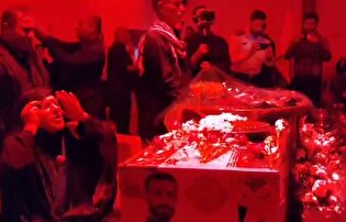 بی‌تابی مادر شهید مدافع وطن مصطفی سوباط با فرزند شهیدش