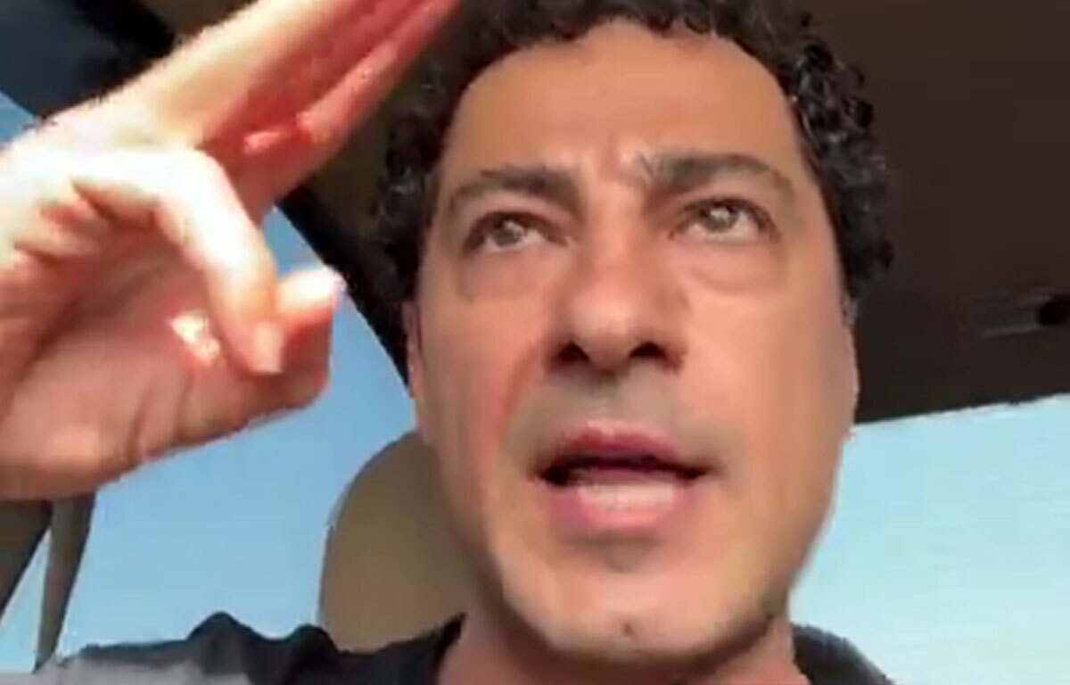 ویدیویی از نوید محمد زاده در فضای مجازی منتشر شده که به اجرای قانون برخورد با اتباع غیر قانونی اعتراض میکند